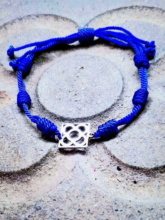 Pulsera de algodón azul con la rajola de Barcelona de acero inoxidable, diseño juvenil.